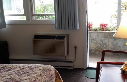 Newport East Hotel | Sea Whale Motel