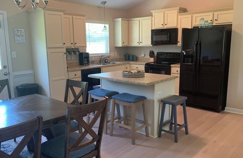 Hubert Casa | Sea You Soon- 1 mile to Camp Lejeune! Monthly rental- fully furnished!