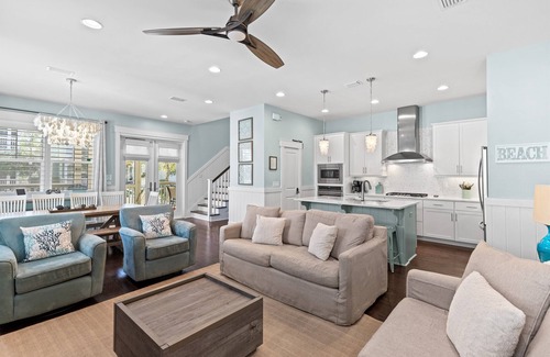 Santa Rosa Beach Casa | Sea You Soon en NatureWalk 30A 3 camas king, carro de golf de 6 plazas y 4 bicicletas.