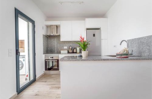 Espartal Apartamento | Seabreeze Apartment - Your Beachside Getaway