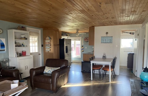 Grand-Digue Cabaña | Seabreeze Chalet ~ 3 bedroom Cottage 30 seconds from the beach
