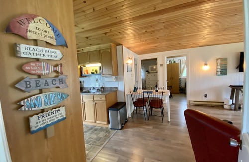 Grand-Digue Cabaña | Seabreeze Chalet ~ 3 bedroom Cottage 30 seconds from the beach