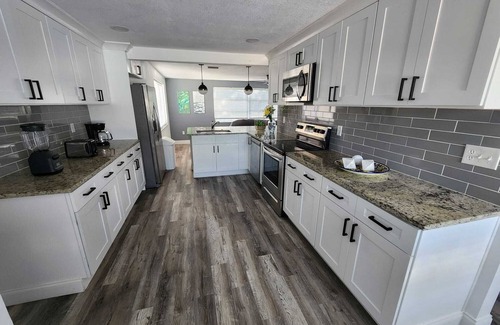 Holiday Casa | Seabreeze - Charming 2-bedroom house in amazing Holiday with WiFi, AC.