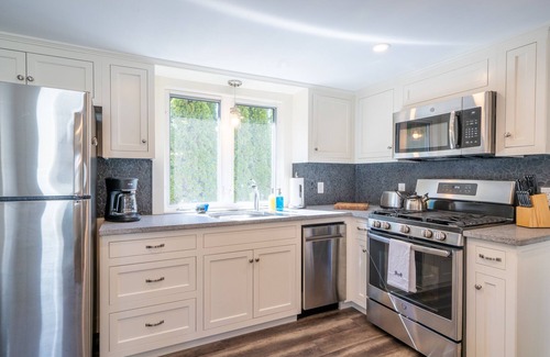 Kennebunk Cabaña | Seabreeze Cottage, steps to Kennebunk's Beaches