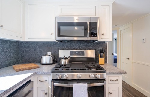 Kennebunk Cabaña | Seabreeze Cottage, steps to Kennebunk's Beaches