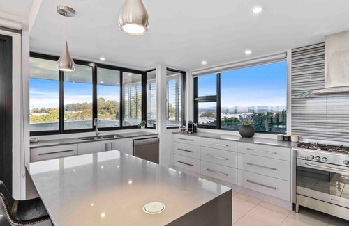 Long Beach Casa | Seabreeze Sanctuary is a beautiful modern home with panoramic views