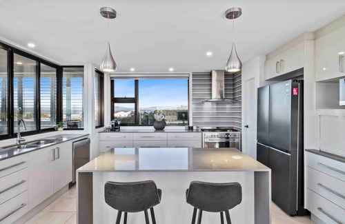 Long Beach Casa | Seabreeze Sanctuary is a beautiful modern home with panoramic views