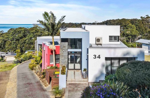 Long Beach Casa | Seabreeze Sanctuary is a beautiful modern home with panoramic views
