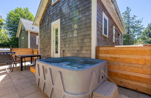 Seabrook Cabaña | Seabrook 2 Bedroom cottage with hot tub, pet friendly
