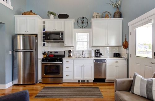 Seabrook Casa | Seabrook's Appleseed: Dog Friendly. Hot Tub!