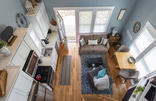 Seabrook Casa | Seabrook's Appleseed: Dog Friendly. Hot Tub!