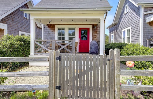 Seabrook Casa | Seabrook's Appleseed: Dog Friendly. Hot Tub!