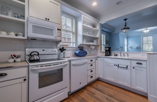 Seabrook Casa | Seabrook's Cape Escape a cozy 2-bedroom home with a covered porch!