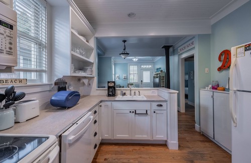 Seabrook Casa | Seabrook's Cape Escape a cozy 2-bedroom home with a covered porch!