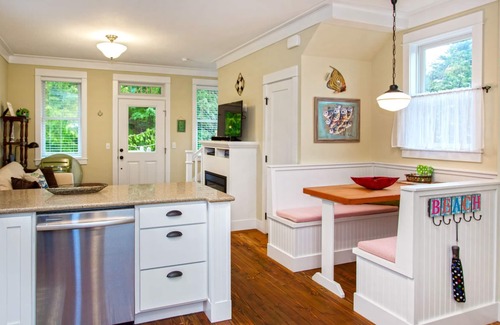 Seabrook Casa | Seabrook's Fish and Ships, enjoy the beach, the fire pit, and more!