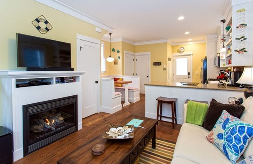Seabrook Casa | Seabrook's Fish and Ships, enjoy the beach, the fire pit, and more!