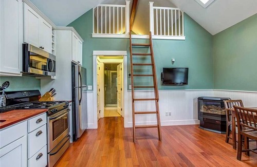 Seabrook Casa | Seabrook's The Evergreen Cabin: Dog Friendly