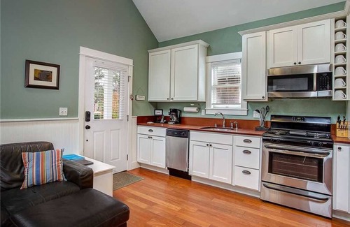 Seabrook Casa | Seabrook's The Evergreen Cabin: Dog Friendly