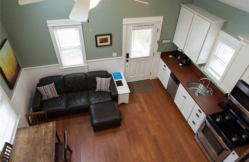Seabrook Casa | Seabrook's The Evergreen Cabin: Dog Friendly