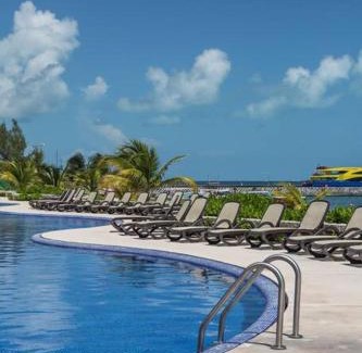 Puerto Juárez Apartamento | Seacost Beachfront 2BDR with pool by Casa Paraiso