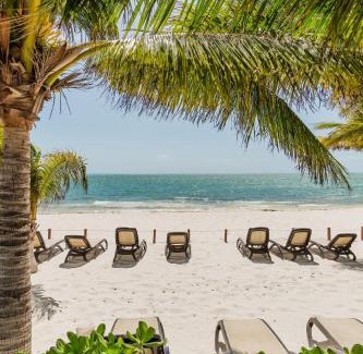 Puerto Juárez Apartamento | Seacost Beachfront 2BDR with pool by Casa Paraiso