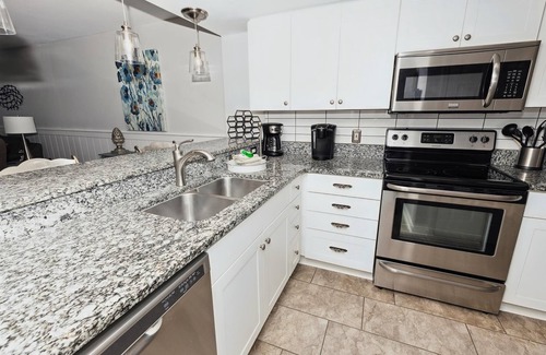 Fort Walton Beach Condominio | Seacrest 305 is a 2 BR Gulf front on Okaloosa Island by RedAwning