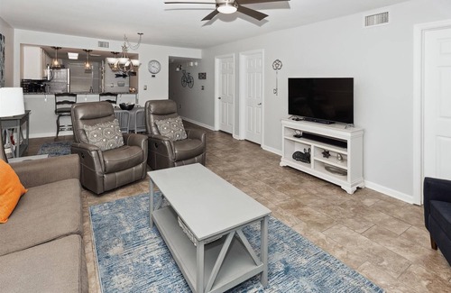 Fort Walton Beach Condominio | Seacrest 305 is a 2 BR Gulf front on Okaloosa Island by RedAwning