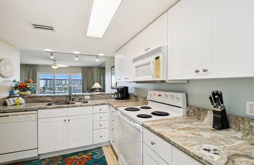 Fort Walton Beach Condominio | Seacrest 511 is a Gulf side 2 BR on Okaloosa Island by RedAwning