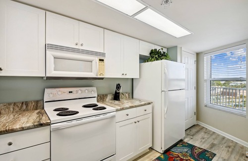 Fort Walton Beach Condominio | Seacrest 511 is a Gulf side 2 BR on Okaloosa Island by RedAwning