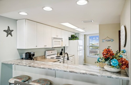 Fort Walton Beach Condominio | Seacrest 511 is a Gulf side 2 BR on Okaloosa Island by RedAwning