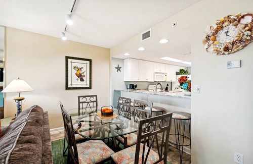 Fort Walton Beach Condominio | Seacrest 511 is a Gulf side 2 BR on Okaloosa Island by RedAwning