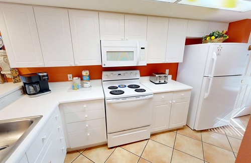 Fort Walton Beach Condominio | Seacrest 605 is a 2 BR Gulf Front on Okaloosa Island by RedAwning