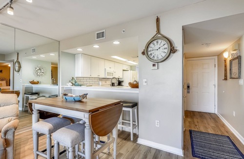 Fort Walton Beach Condominio | Seacrest 610 Is A 2 Br Gulfside On Okaloosa Island 2 Bedroom Condo by RedAwning