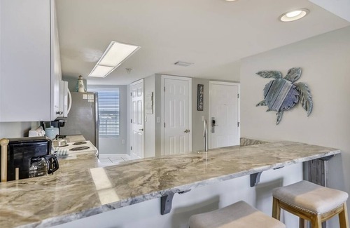 Fort Walton Beach Condominio | Seacrest 710 is 2 BR Top Floor Gulf Side unit - Beautifully decorated by RedAwning