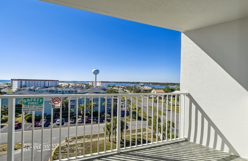 Fort Walton Beach Condominio | Seacrest 715A is an efficiency on the Gulf side of Okaloosa Island by RedAwning