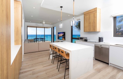 Northwest Point Condominio | SeaDreams #4: New West Bay Beach Condos w/ Oceanfront Pool, Heated Spa + Rooftop Lounge