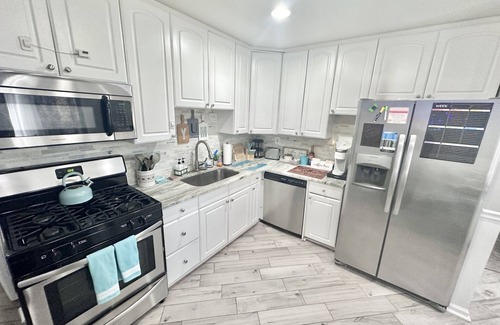Clinton Township Casa | Seafarers Ranch by Lake St Clair! King bed 58” TV