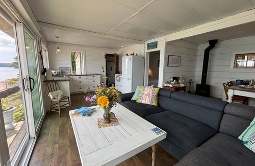 Lion's Head Casa | Seafari is a charming stone cottage on Georgian Bay with stunning bluff views, a flat rock shoreline, and a cozy bunkie. Perfect for relaxing, swimming, and exploring.
