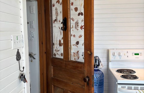 Lion's Head Casa | Seafari is a charming stone cottage on Georgian Bay with stunning bluff views, a flat rock shoreline, and a cozy bunkie. Perfect for relaxing, swimming, and exploring.