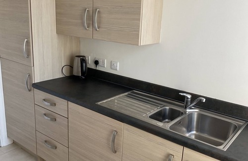 Roundham Apartamento | Seaford Sands holiday home with sea view and on South West Coast path