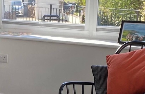 Roundham Apartamento | Seaford Sands holiday home with sea view and on South West Coast path