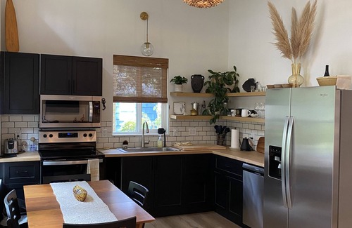 Eddyville Casa | SeaFort Modern Beach House; walk to the beach, pet-friendly