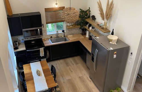 Eddyville Casa | SeaFort Modern Beach House; walk to the beach, pet-friendly