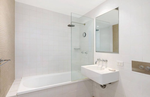 Seaforth Apartamento | Seaforth Living - In The Heart Of the Village with Shops at Your Doorstep!