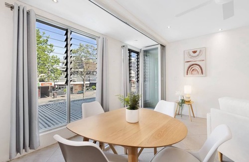 Seaforth Apartamento | Seaforth Living - In The Heart Of the Village with Shops at Your Doorstep!