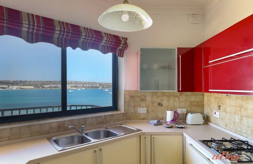 Għadira Apartamento | Seafront 2 Bedroom Apartment Overlooking Bay