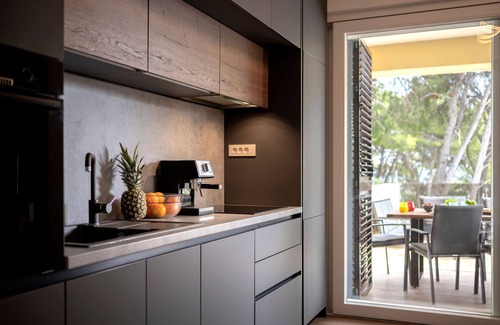 Ivan Dolac Apartamento | Seafront Apartment Totally Beach’in + Private Pool