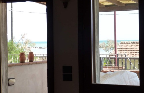 Casal Borsetti Apartamento | Apartamento junto al mar en la primera planta, con amplia terraza, en una casa renovada