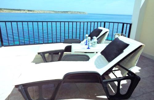 Għadira Apartamento | Seafront apartment Terrace, lounger & Panoramic ocean views