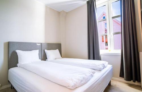 Sandviken Apartamento | Seafront Apt. with Elevator and French Balcony